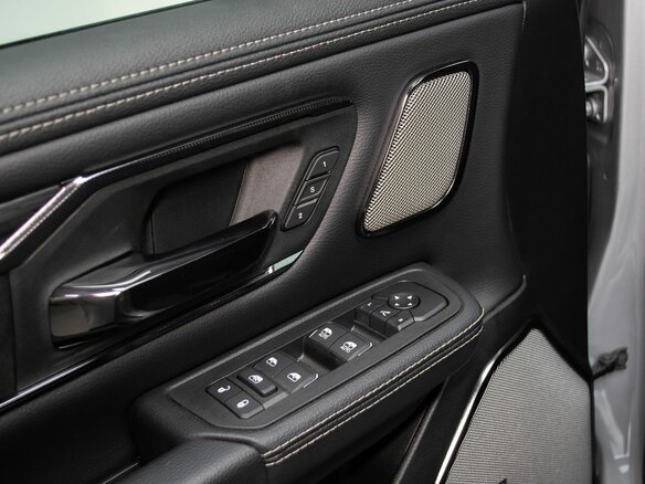 2026 Ram 1500 Crew Cab V Рестайлинг, серебристый, 10199000 рублей - вид 9