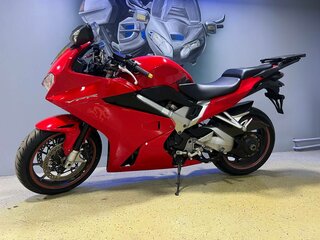 2015 Honda VFR 800, красный, 745000 рублей, вид 1