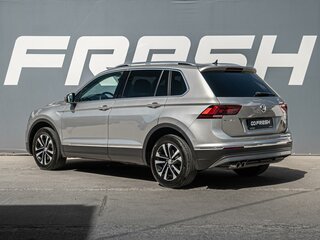 2017 Volkswagen Tiguan II, серебристый, 2399000 рублей, вид 2