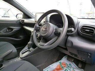 2022 Toyota Yaris IV, голубой, 770000 рублей, вид 4