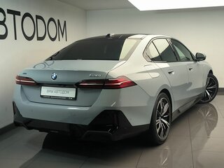 2025 BMW 5 серии 530i xDrive VIII (G60/G61/G68), серый, 8990000 рублей, вид 4