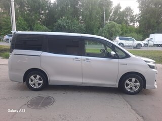 2014 Toyota Voxy III (R80), серебристый, 1800000 рублей, вид 2