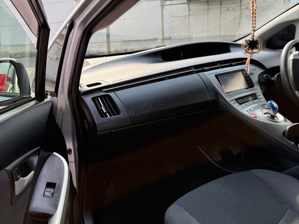 2014 Toyota Prius III Рестайлинг (XW30), серебристый, 1100000 рублей - вид 8