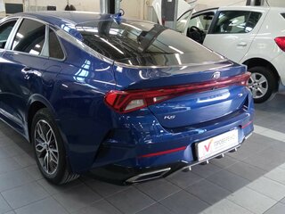 2020 Kia K5 III, синий, 1739000 рублей, вид 4