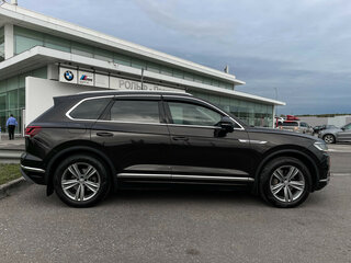 2019 Volkswagen Touareg III, коричневый, 4629000 рублей, вид 4