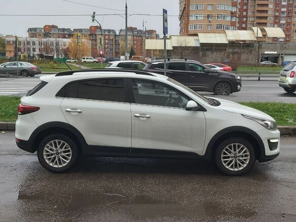 2020 Kia Rio X-Line IV, белый - вид 2