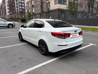 2016 Kia Rio III Рестайлинг, белый, 700000 рублей, вид 3