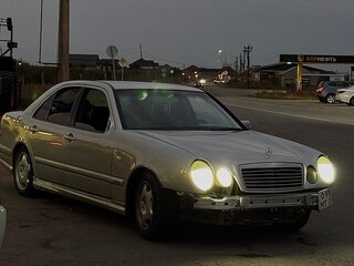 1999 Mercedes-Benz E-Класс 200 II (W210, S210), серебристый, 380000 рублей, вид 2