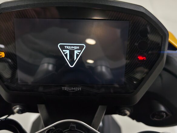 2025 Triumph Street Triple, жёлтый - вид 34