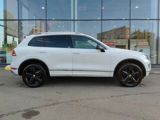 2017 Volkswagen Touareg II Рестайлинг, белый, 3770000 рублей, вид 4