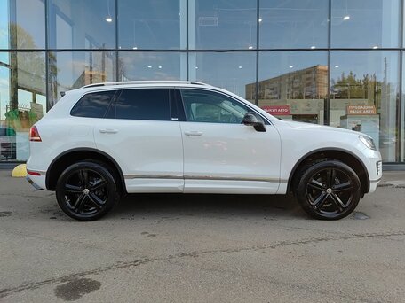 2017 Volkswagen Touareg II Рестайлинг, белый, 3770000 рублей, вид 4