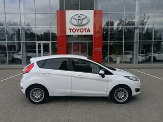 2015 Ford Fiesta Mk6 Рестайлинг, белый, 849000 рублей, вид 4