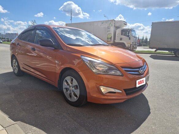2015 Hyundai Solaris I Рестайлинг, оранжевый, 790000 рублей - вид 2