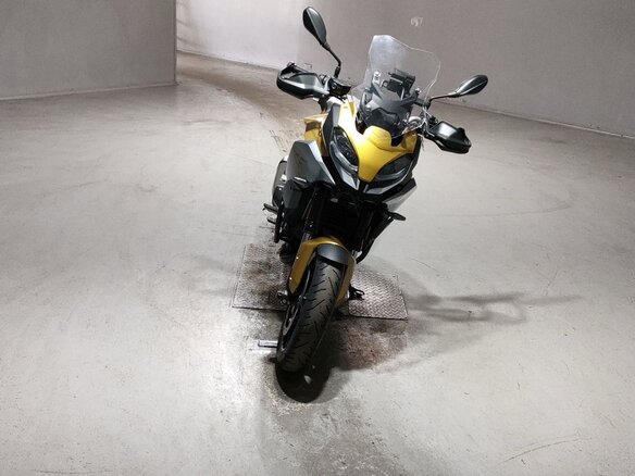 2021 BMW F 900 XR, золотистый, 693000 рублей - вид 2