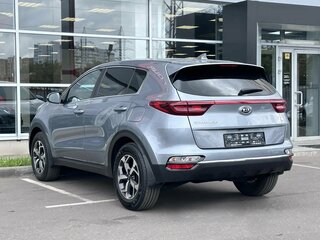 2020 Kia Sportage IV Рестайлинг, серебристый, 2080000 рублей, вид 4