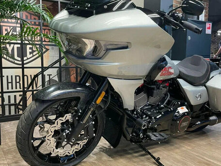 2025 Harley-Davidson CVO Road Glide ST, серебристый, 6200000 рублей, вид 3