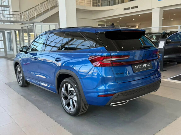 2025 Skoda Kodiaq II, синий, 7150000 рублей - вид 6