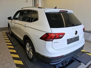 2022 Volkswagen Tiguan Allspace II Рестайлинг, белый, 2342000 рублей, вид 4