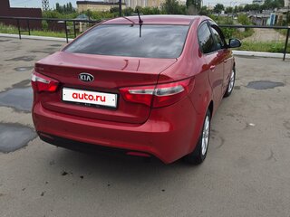 2013 Kia Rio 5-speed III, красный, 800000 рублей, вид 4