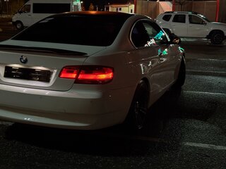 2009 BMW 3 серии 320i V (E90/E91/E92/E93), белый, 950000 рублей, вид 4