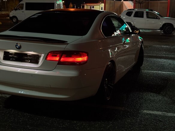 2009 BMW 3 серии 320i V (E90/E91/E92/E93), белый, 875000 рублей - вид 3