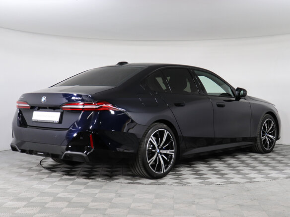 2026 BMW 5 серии 530i xDrive VIII (G60/G61/G68), синий - вид 2