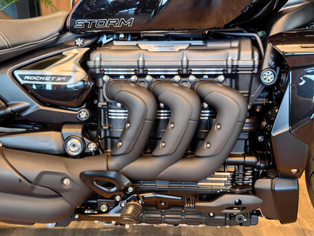 2024 Triumph Rocket 3, красный, 3650000 рублей, вид 3