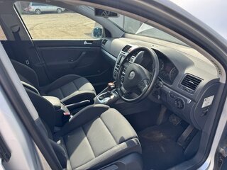 2004 Volkswagen Golf V, серебристый, 420000 рублей, вид 3