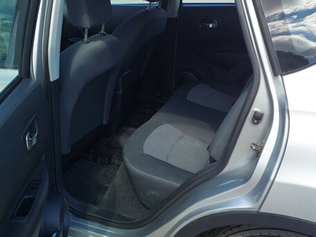 2013 Nissan Qashqai I Рестайлинг, серебристый, 750000 рублей, вид 3