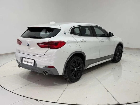 2020 BMW X2 sDrive20i I (F39), белый - вид 2