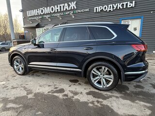 2020 Volkswagen Touareg III, чёрный, 5600000 рублей, вид 4