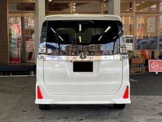 2021 Toyota Voxy III (R80) Рестайлинг, белый, 1873000 рублей, вид 4