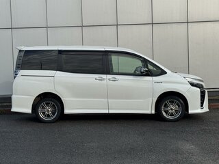 2019 Toyota Voxy III (R80) Рестайлинг, белый, 2499999 рублей, вид 5