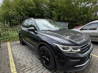 2021 Volkswagen Tiguan II Рестайлинг, чёрный, 3100000 рублей, вид 2
