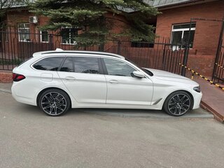 2020 BMW 5 серии 520d xDrive VII (G30/G31/G38) Рестайлинг, белый, 3900000 рублей, вид 4