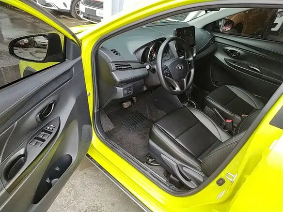 2022 Toyota Yaris IV, жёлтый, 1050099 рублей - вид 11