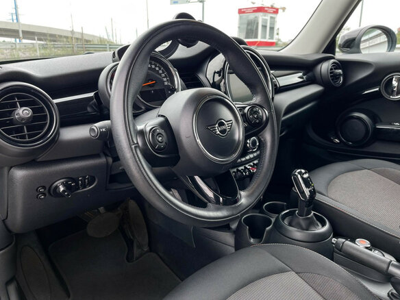 2020 Mini Hatch Cooper III (F55/F56) Рестайлинг, серебристый - вид 12