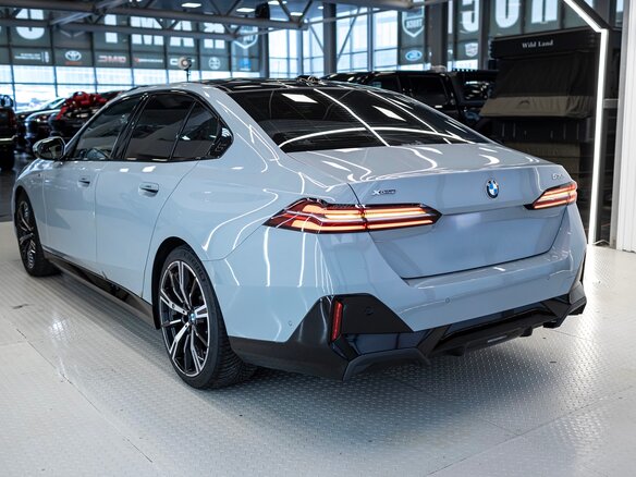 2024 BMW 5 серии 530i xDrive VIII (G60/G61/G68), серый, 7900000 рублей - вид 5