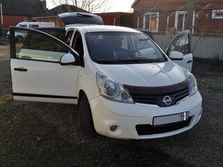 2013 Nissan Note I Рестайлинг, белый, 950000 рублей, вид 4