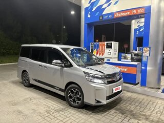 2018 Toyota Voxy III (R80) Рестайлинг, серебристый, 2189000 рублей, вид 1
