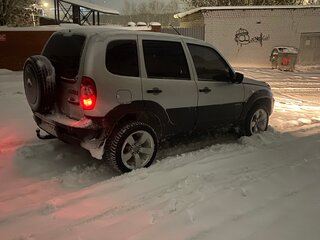 2011 Chevrolet Niva I Рестайлинг, серебристый, 515000 рублей, вид 3
