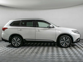 2020 Mitsubishi Outlander III Рестайлинг 3, белый, 1889000 рублей, вид 4