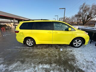 2017 Toyota Sienna III Рестайлинг, жёлтый, 2000000 рублей, вид 5