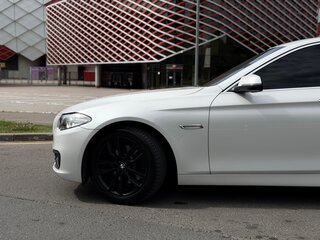 2013 BMW 5 серии 528i xDrive VI (F10/F11/F07) Рестайлинг, белый, 1800000 рублей, вид 3