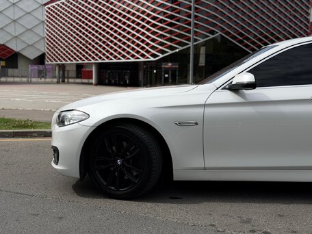 2013 BMW 5 серии 528i xDrive VI (F10/F11/F07) Рестайлинг, белый, 1800000 рублей, вид 3