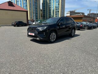 2021 Toyota RAV4 V (XA50), чёрный, 3000000 рублей, вид 1