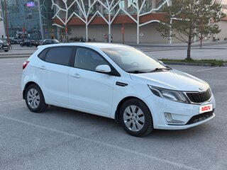 2014 Kia Rio 6-speed III, белый, 850000 рублей, вид 3
