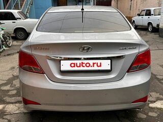 2015 Hyundai Solaris I Рестайлинг, серебристый, 630000 рублей, вид 4