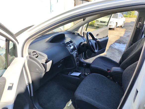 2010 Toyota Vitz II (XP90), белый, 600000 рублей - вид 4
