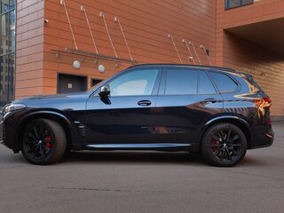 2023 BMW X5 M60i IV (G05/G18) Рестайлинг, чёрный, 14800000 рублей, вид 3